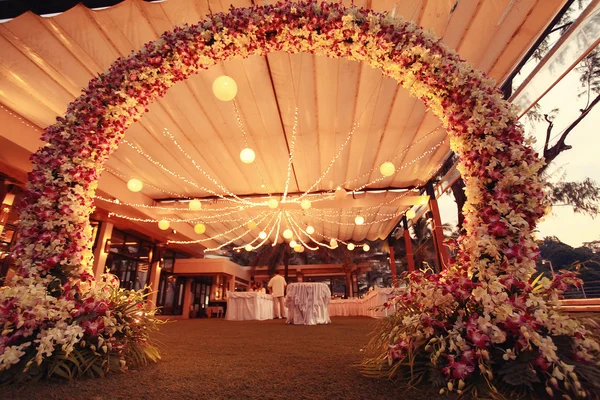 Прикраса весільної квіткової арки ніч — стокове фото