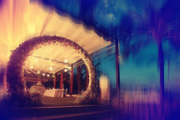 Dekorasyon düğün çiçek kemer gece — Stok fotoğraf