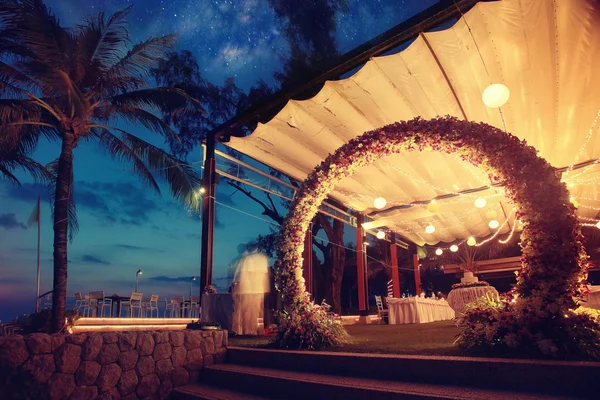 Decorazione matrimonio fiore arco notte — Foto Stock