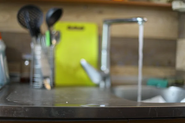 Fregadero en la cocina en casa —  Fotos de Stock