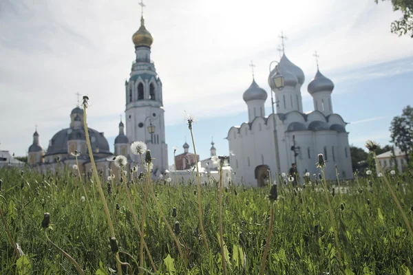 Chiesa russa paesaggio estivo — Foto Stock