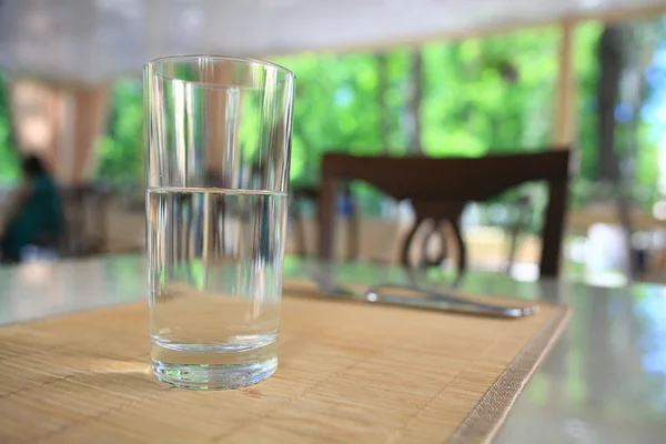 Vaso de agua sobre una mesa — Foto de Stock