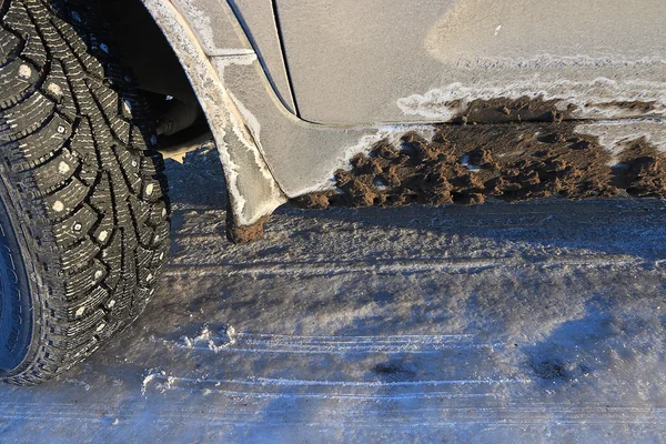 Pneus de inverno na estrada gelada — Fotografia de Stock