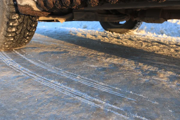 Neumáticos de invierno en camino helado —  Fotos de Stock