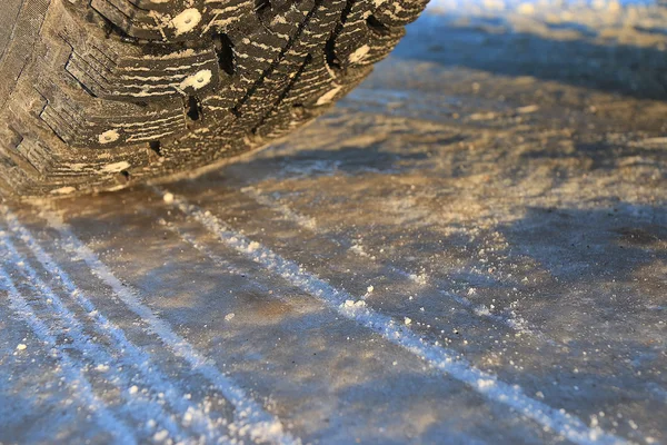 Pneus de inverno na estrada gelada — Fotografia de Stock