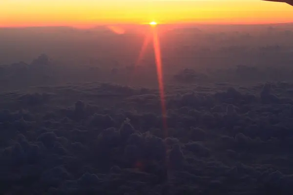 Cielo de fondo con nubes al amanecer —  Fotos de Stock