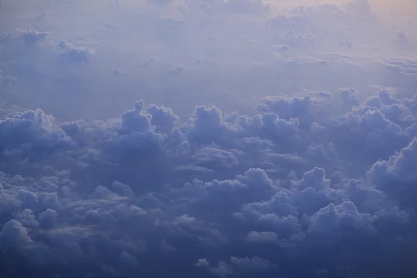 Céu de fundo com nuvens ao nascer do sol — Fotografia de Stock