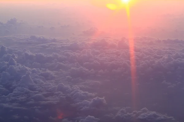 Cielo de fondo con nubes al amanecer —  Fotos de Stock