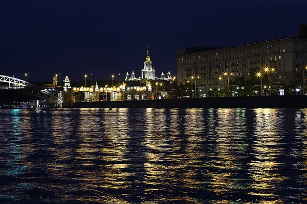 St. Petersburg'daki gece manzarası — Stok fotoğraf