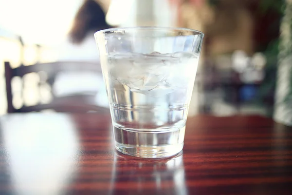 Vaso de agua sobre una mesa —  Fotos de Stock