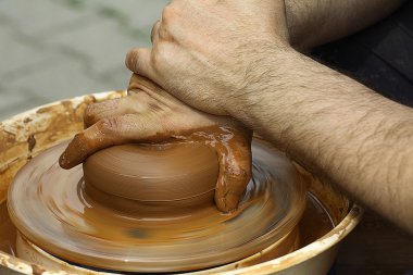 Çömlek yapan çömlekçi