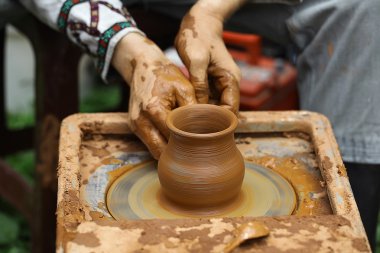 Çömlek yapan çömlekçi