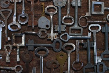 Ahşap arkaplanda eski anahtarlar