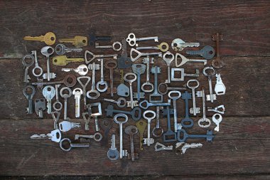 Ahşap arkaplanda eski anahtarlar