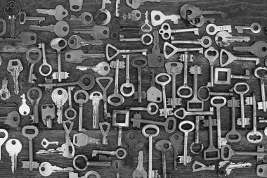 Ahşap arkaplanda eski anahtarlar