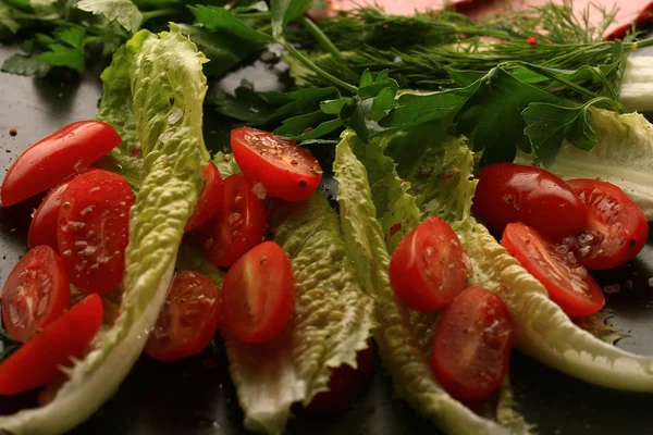 烹煮食物的绿色沙拉 — 图库照片