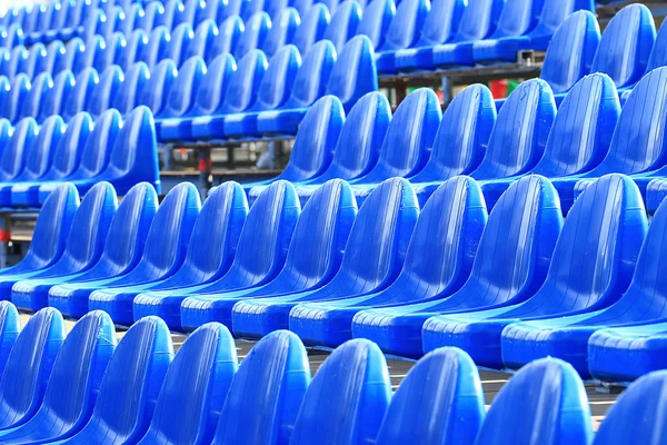 Niebieskie plastikowe siedzenia — Zdjęcie stockowe