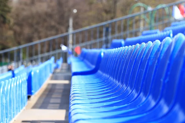 Niebieskie plastikowe siedzenia — Zdjęcie stockowe