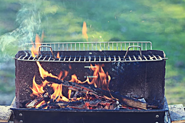 Cozinhar salmão grelhado ao ar livre — Fotografia de Stock