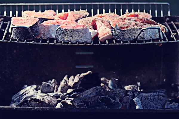 Cozinhar salmão grelhado ao ar livre — Fotografia de Stock