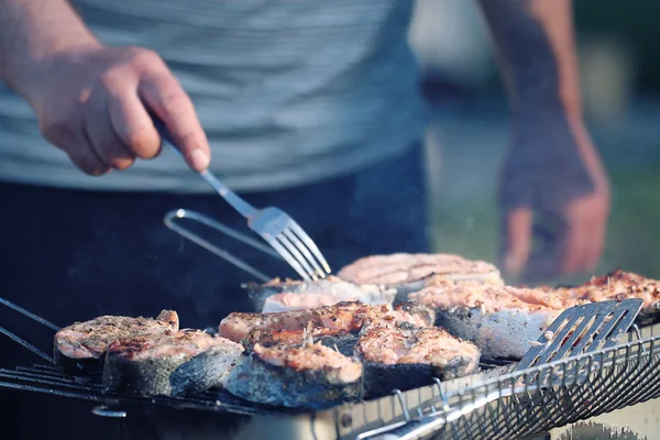 Cozinhar salmão grelhado ao ar livre — Fotografia de Stock