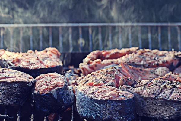 Cozinhar salmão grelhado ao ar livre — Fotografia de Stock