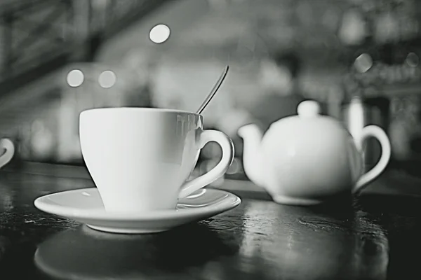 Tasse de thé dans un café fond flou — Photo