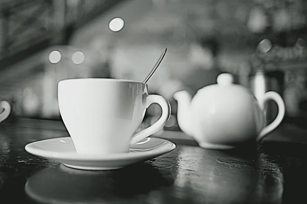 Taza de té en un café fondo borroso — Foto de Stock