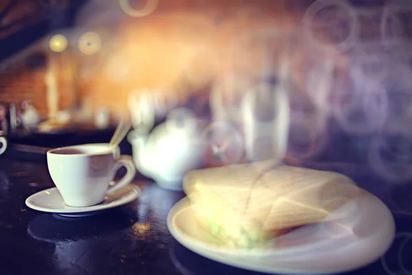 Kopp te på ett café suddig bakgrund — Stockfoto