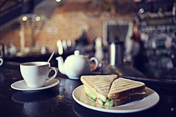 Taza de té en un café fondo borroso — Foto de Stock