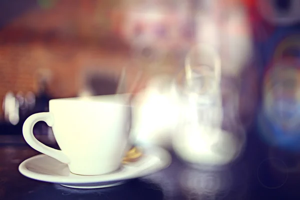 Tazza di tè in un caffè sfondo sfocato — Foto Stock