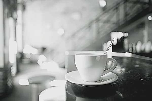 Taza de té en un café fondo borroso — Foto de Stock