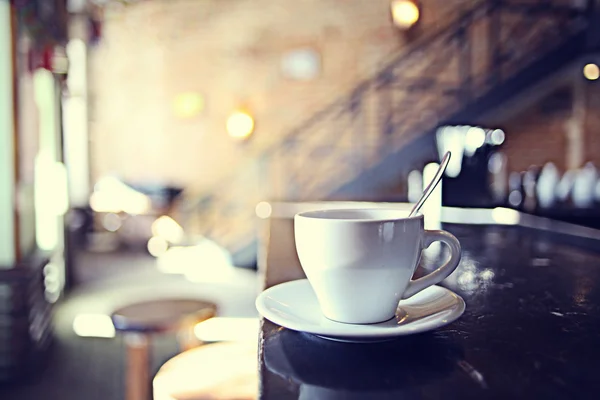 Arka planda bulanık bir kafede bir fincan çay — Stok fotoğraf