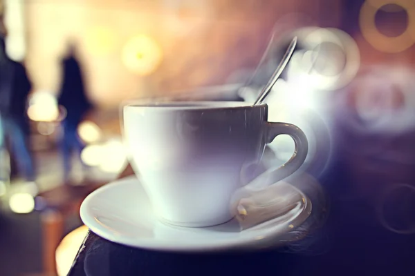 Arka planda bulanık bir kafede bir fincan çay — Stok fotoğraf
