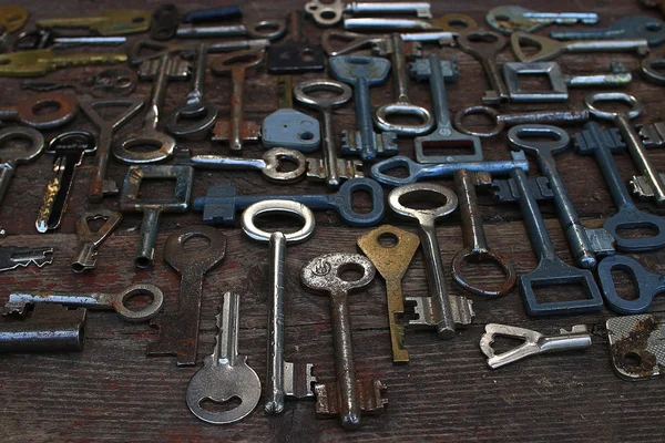 Old keys on wooden background — Stock Photo, Image