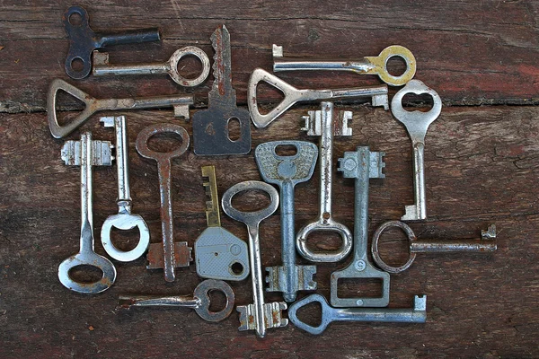 Old keys on wooden background — Stock Photo, Image