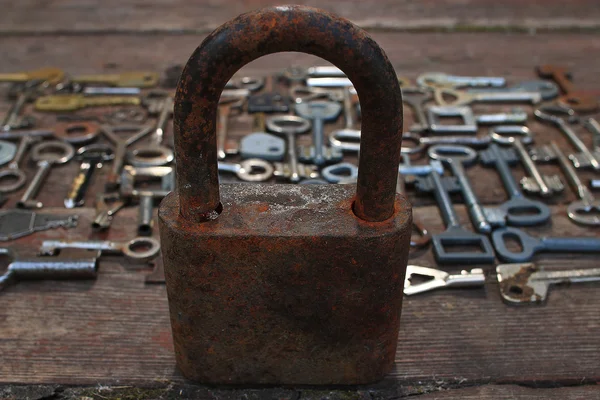 Old keys on wooden background — Stock Photo, Image