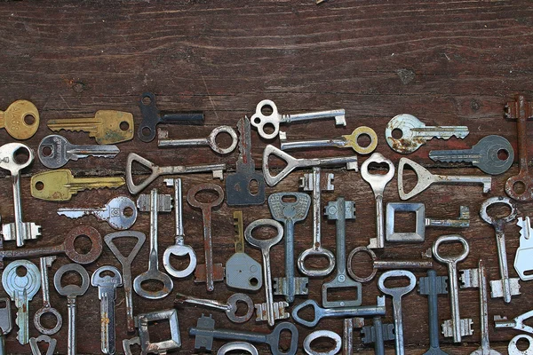 Old keys on wooden background — Stock Photo, Image