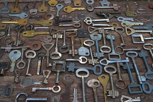 Old keys on wooden background — Stock Photo, Image