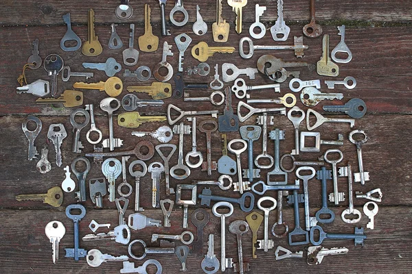 Old keys on wooden background — Stock Photo, Image