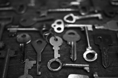 Ahşap arkaplanda eski anahtarlar