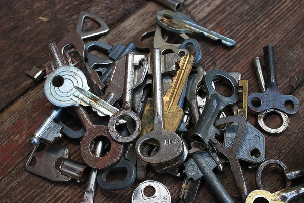 Old keys on wooden background — Stock Photo, Image