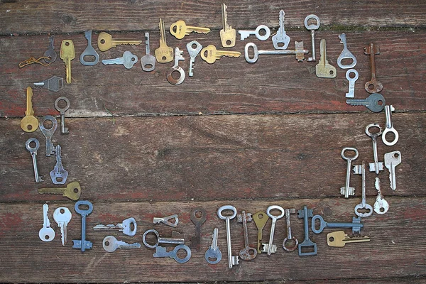 Ahşap arkaplanda eski anahtarlar
