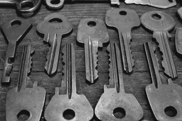 Llaves viejas sobre fondo de madera — Foto de Stock