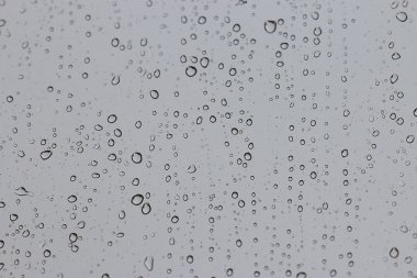 Cama yağmur damlaları düşer.