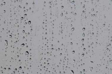 Cama yağmur damlaları düşer.