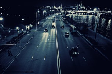 Gece şehir trafik ışıkları