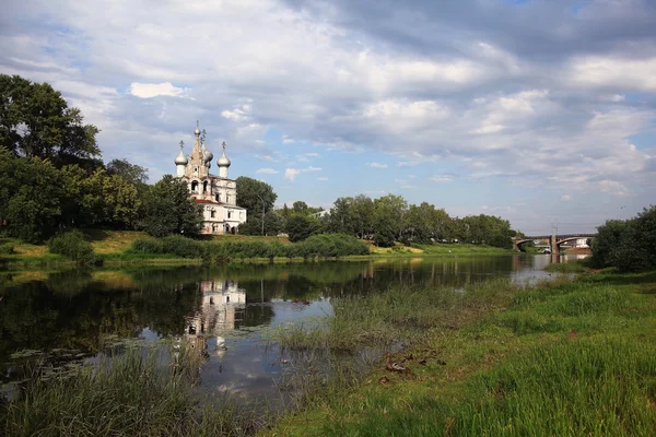 Eglise sur la rive de la rivière d'été — Photo