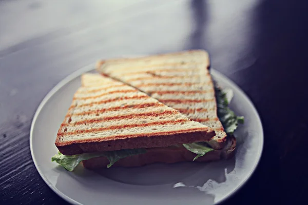 Сендвіч-гриль в кафе — стокове фото