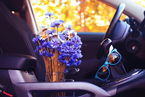 Sommerblumen im Auto — Stockfoto